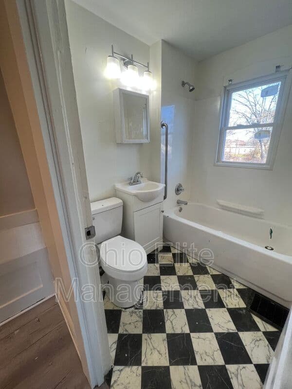 Columbus House: 898 E 13th Ave