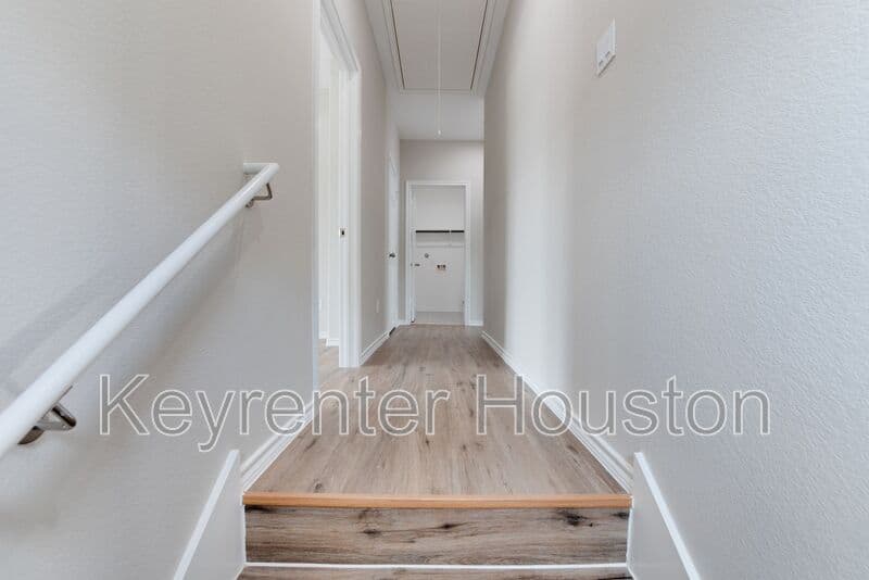 Houston House: 8203 Woodlyn Rd