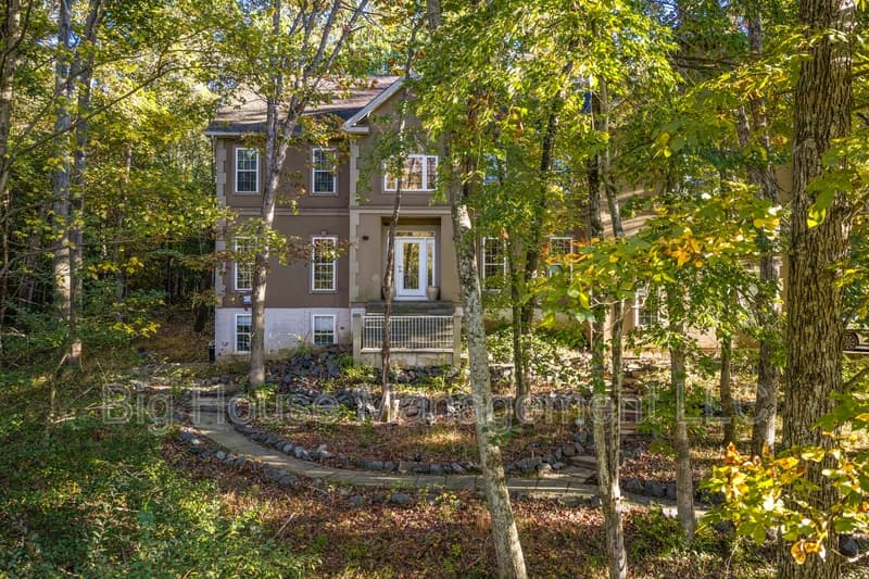 Sterling House: 47284 Grandview Pl