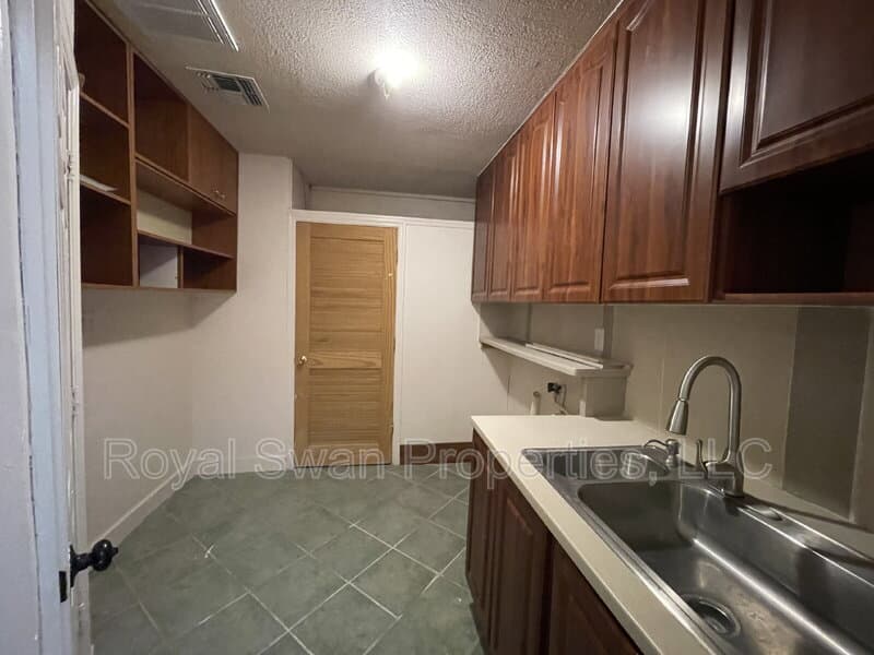Auburndale House: 222 Lakeview Drive