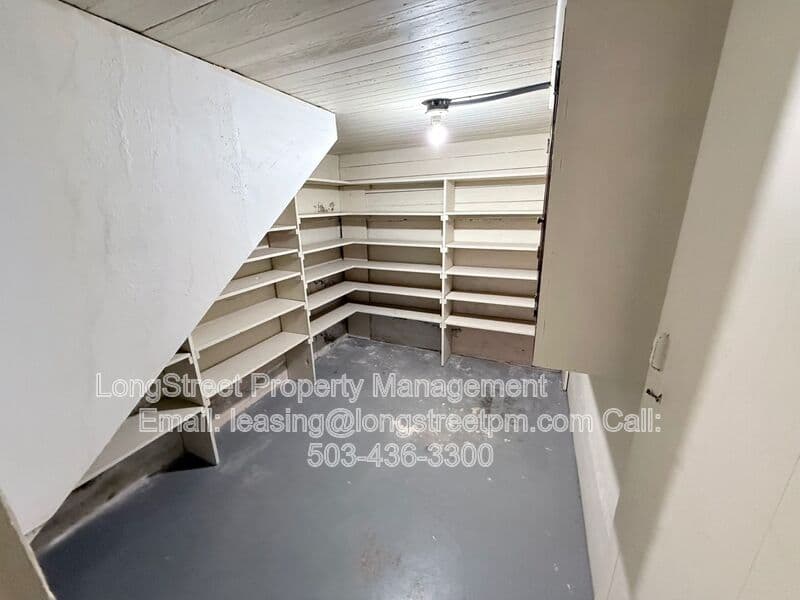 Keizer House: 431 Chemawa Rd N