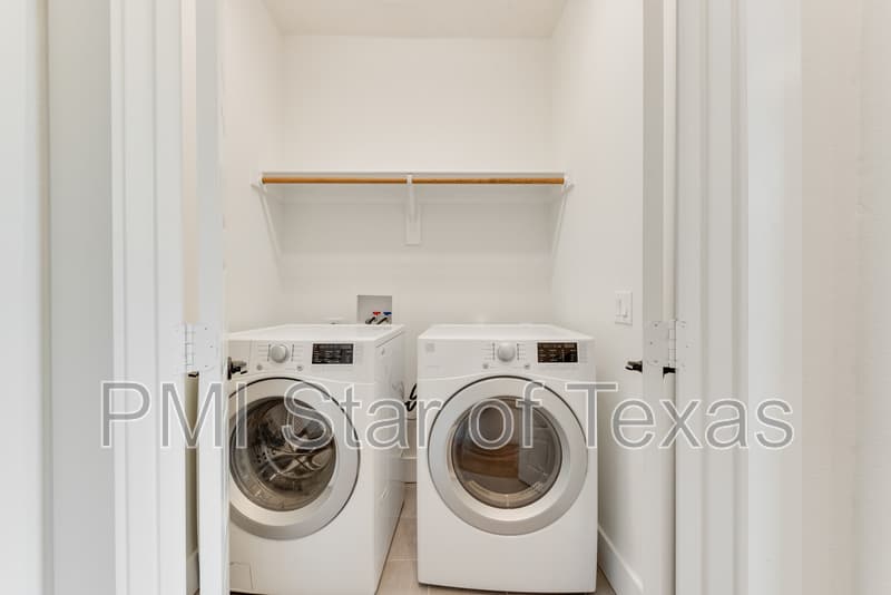 Arlington Townhome: 889 Birds Fort Trail