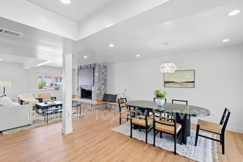 Gilbert House: 1 N Cottonwood Dr