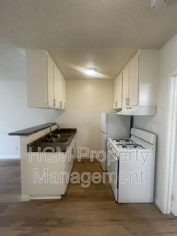 North Hollywood House: 8240 Whitsett Ave