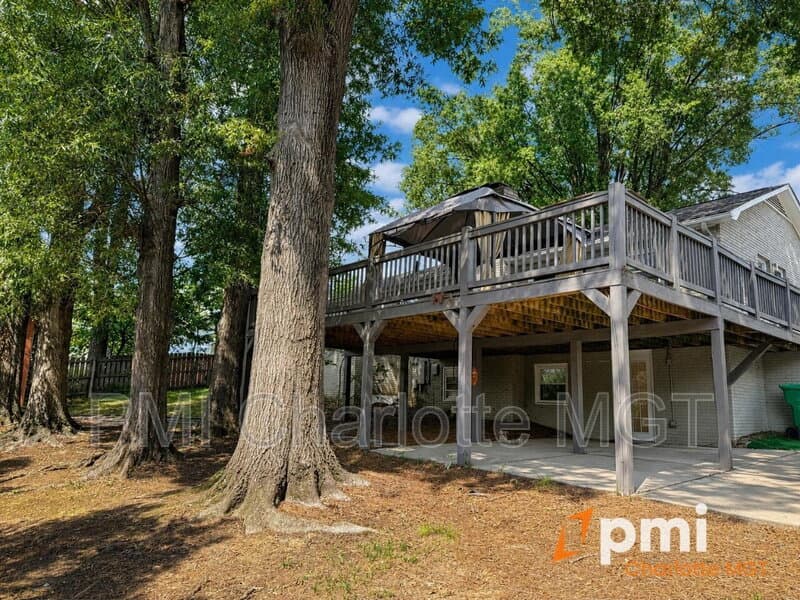 Charlotte House: 1140 Bevis Dr