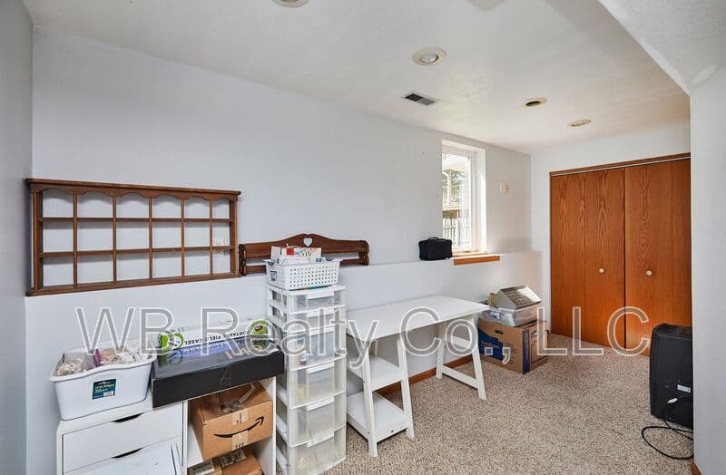 West Des Moines House: 6152 Dakota Dr