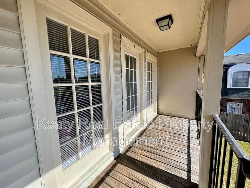 Lafayette House: 102 D Country Lane