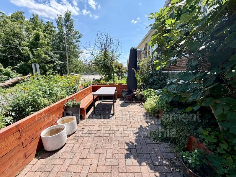 Upper Darby House: 216 Glencoe Rd
