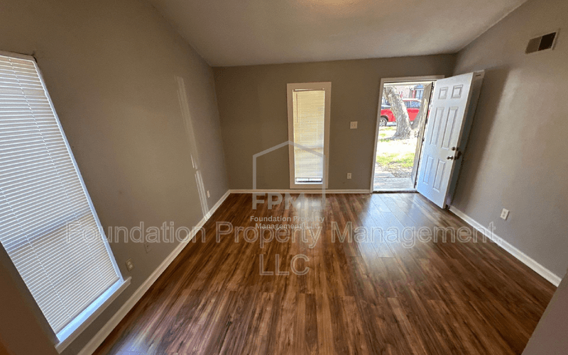 Memphis House: 687 Creekstone Circle