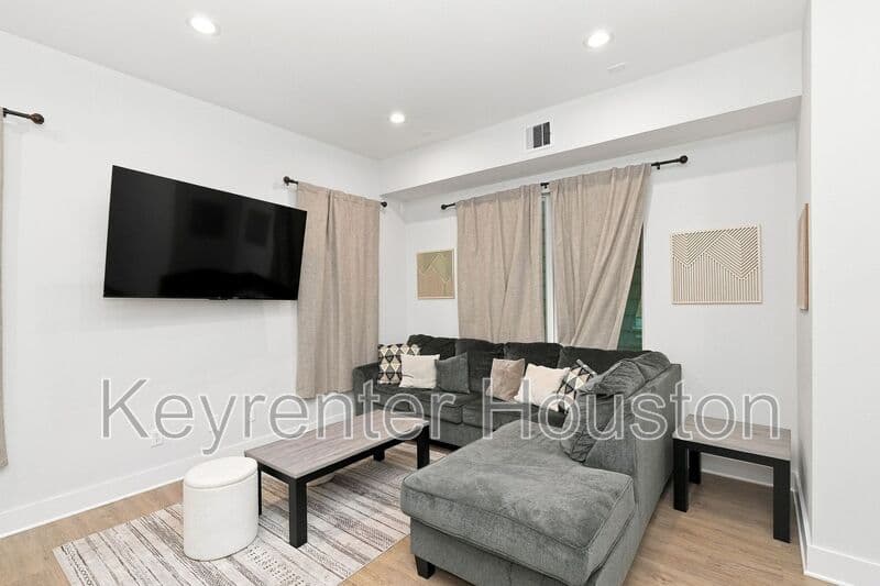 Houston House: 835 Dorchester Street