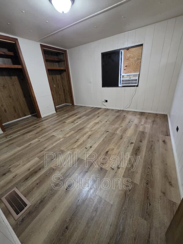 Porter House: 300 NW Elberta St