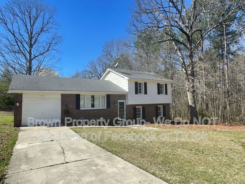 Fayetteville House: 1536 Rossmore Dr