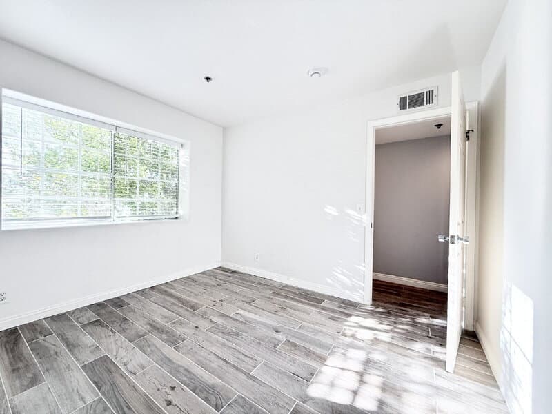 Inglewood Condo: 741 Venice Way