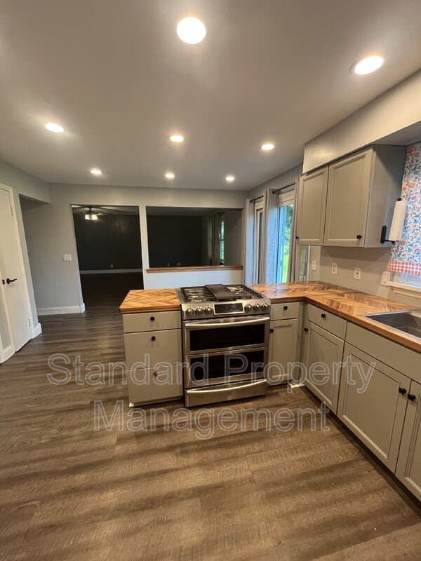 Rochester House: 43 Applewood Drive