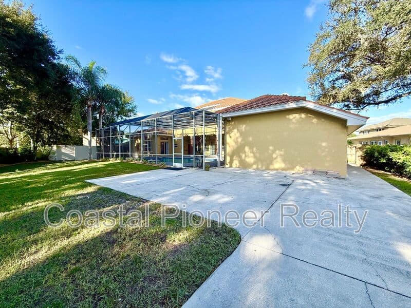 Largo House: 10334 Longwood Dr