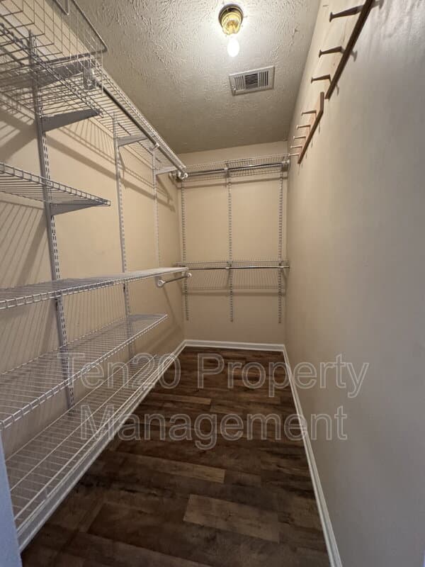 Columbus House: 7124 Vinings Court