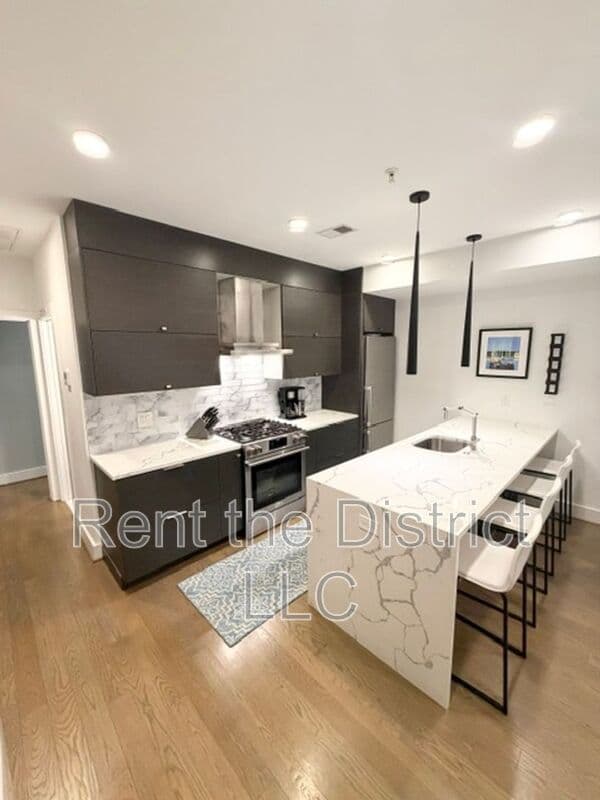 Washington Condo: 2615 University Place NW