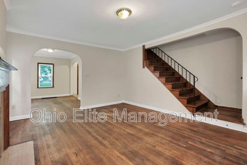 Columbus House: 53 S Burgess Ave