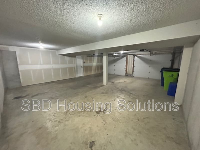 Blue Springs House: 8901 SW 8th St