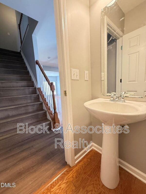 Raleigh House: 3113 Settle In Ln