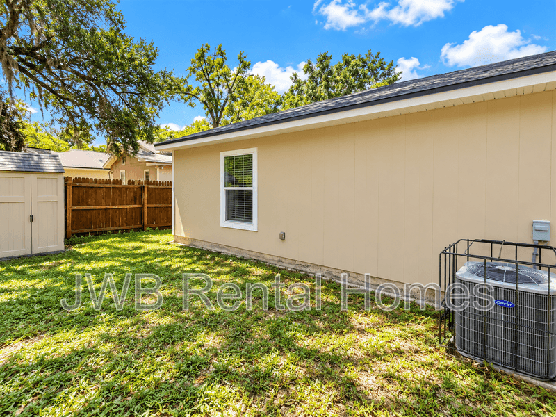 Jacksonville House: 2139 Sessions Ln