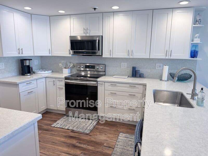 Oceanside Condo: 910 N Pacific Street