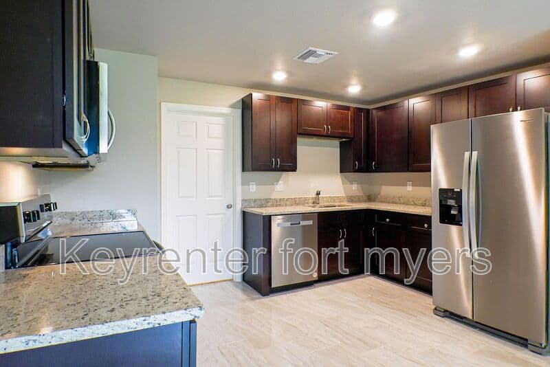 Fort Myers House: 1787 Maryland Ave