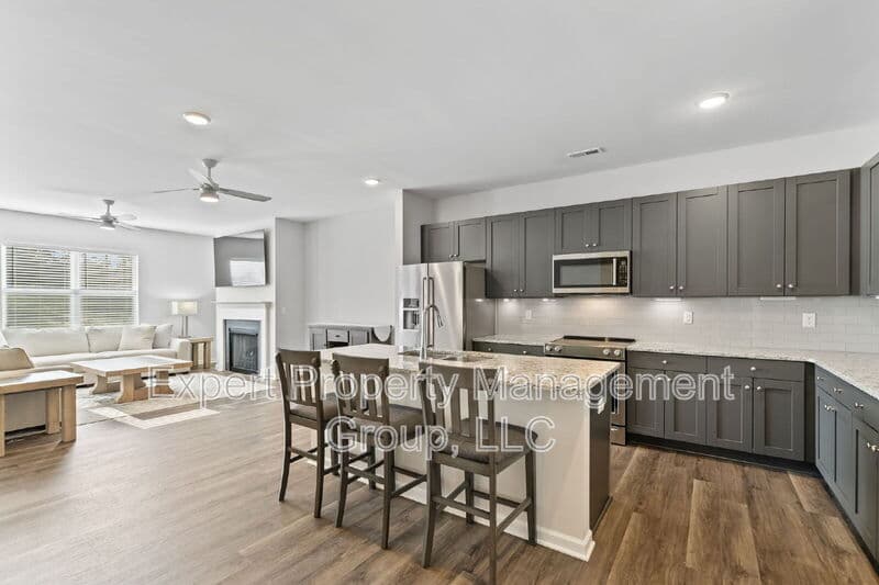 Four Oaks House: 482 Olivia Crossing Court