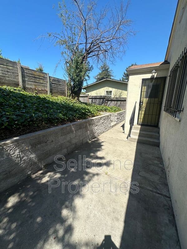 Oakland House: 1945 East 29th Street