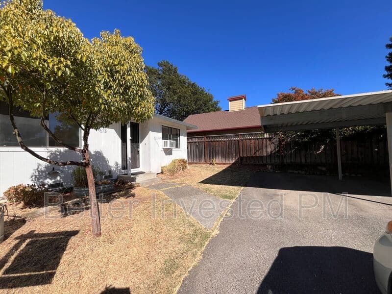 Healdsburg Condo: 427 North St