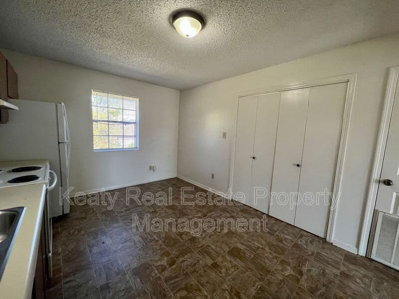 Lafayette House: 102 D Country Lane