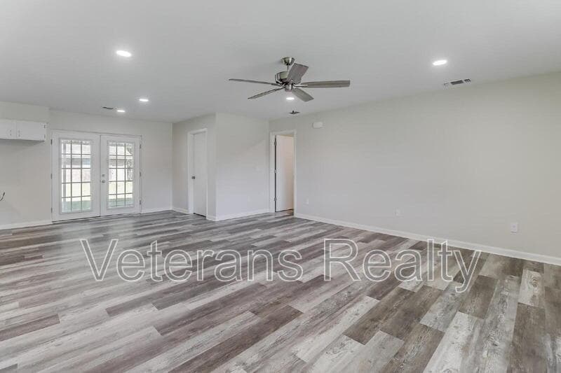 Long Beach House: 129 Quarles Street