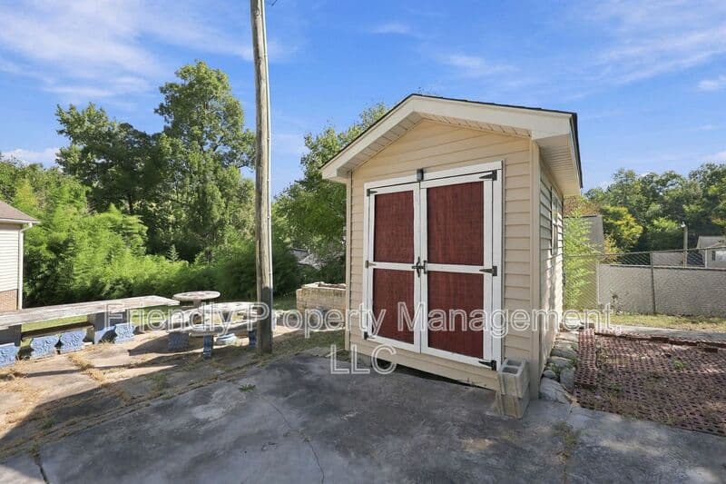 Greensboro House: 1 Llano Ct
