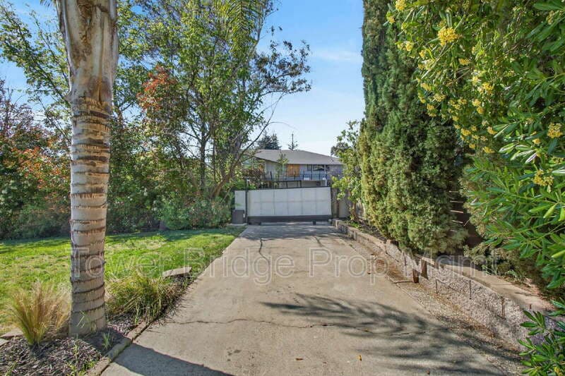 Fair Oaks House: 3937 Orangewood Dr