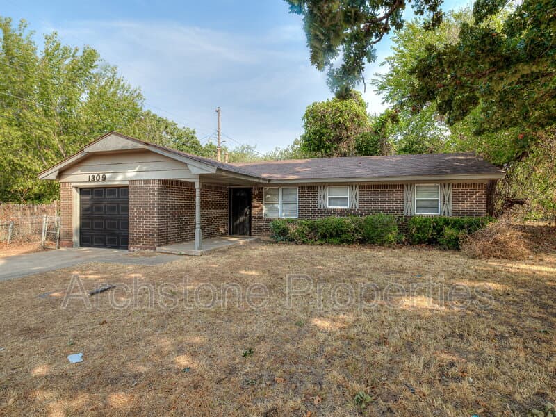 Midwest City House: 1309 Hickory Lane