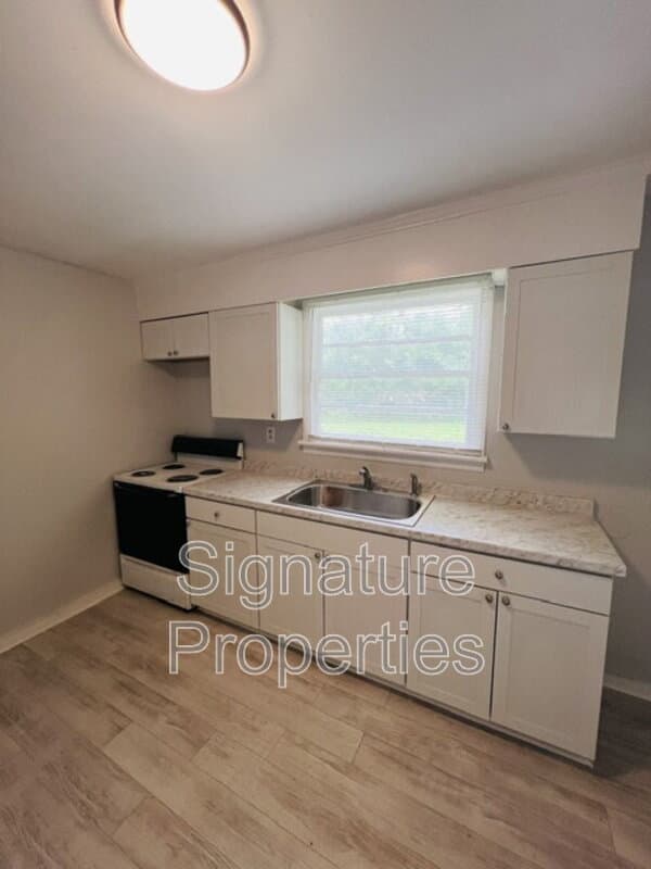 Petersburg House: 1221 Montgomery Ave