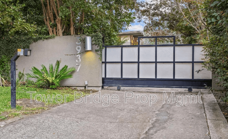 Fair Oaks House: 3937 Orangewood Dr