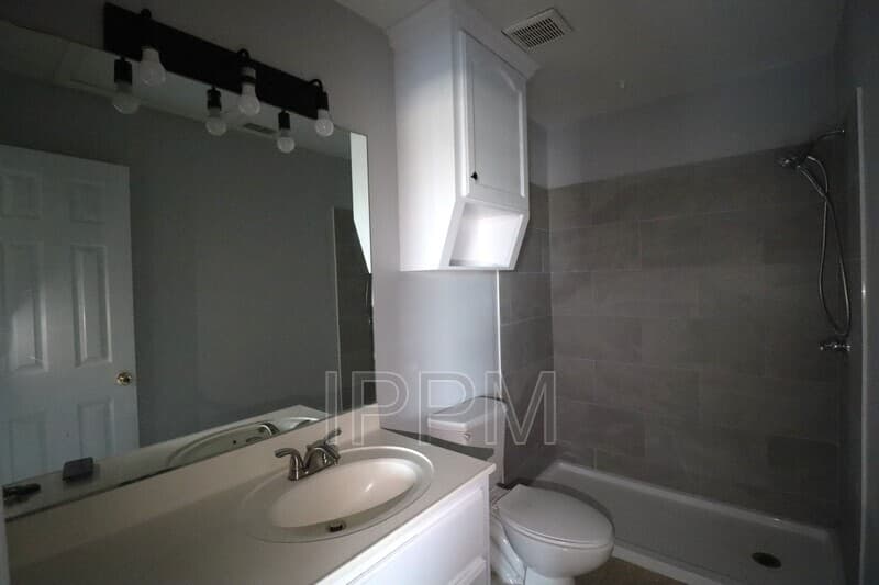 Alton Condo: 809 S Michigan
