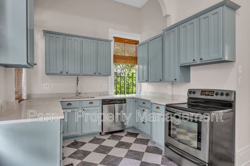 Savannah House: 201 W 37th St
