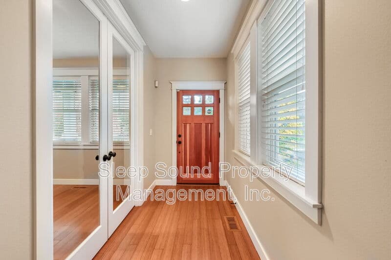 Portland House: 857 N Winchell St