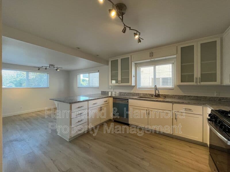 Thousand Oaks House: 832 Masterson Dr