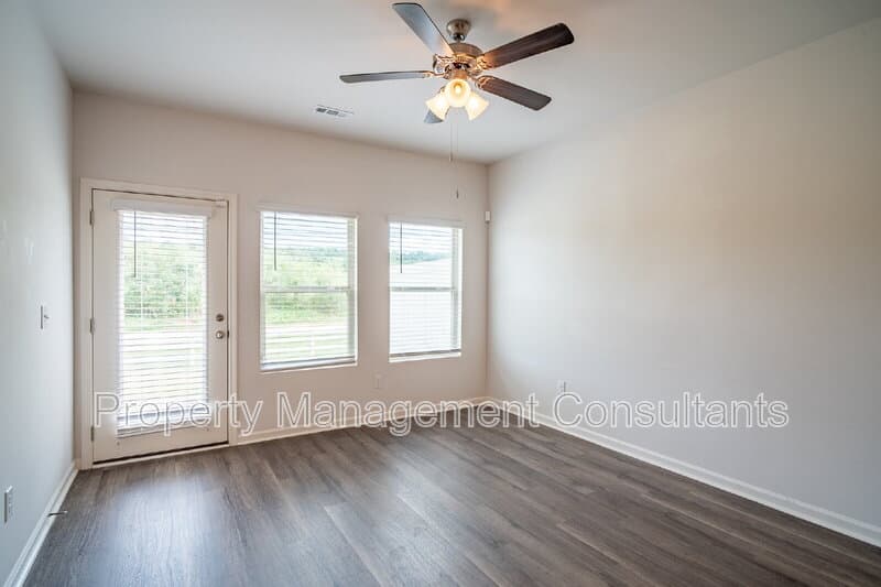 Madison House: 217 Bay Pine Dr