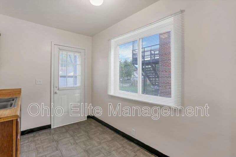 Columbus House: 370 S Chase Ave