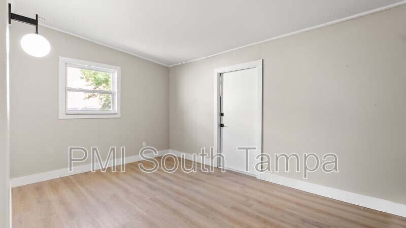 Tampa House: 1541 W La Salle St