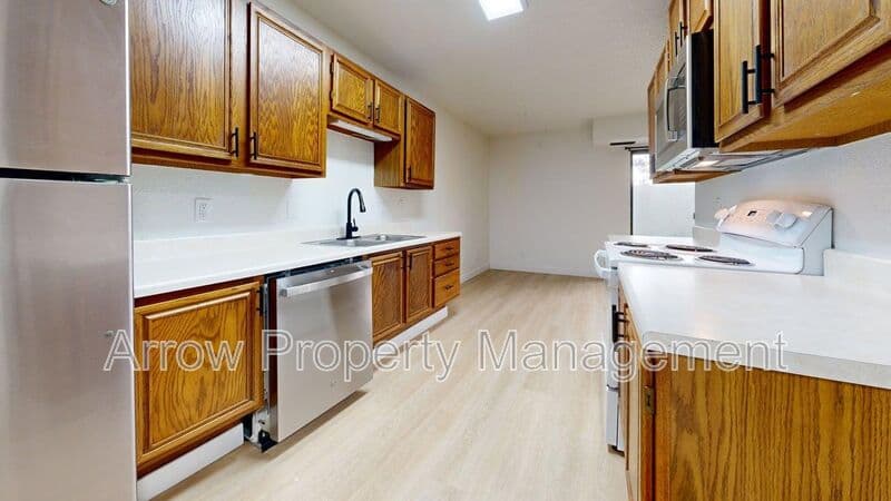 Bismarck House: 205 E Arbor-110G