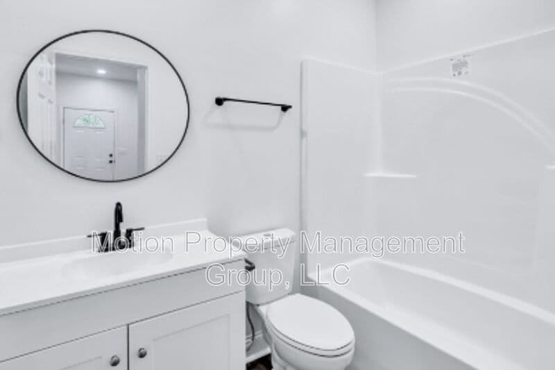 Fort Valley House: 700 Carmen Ave