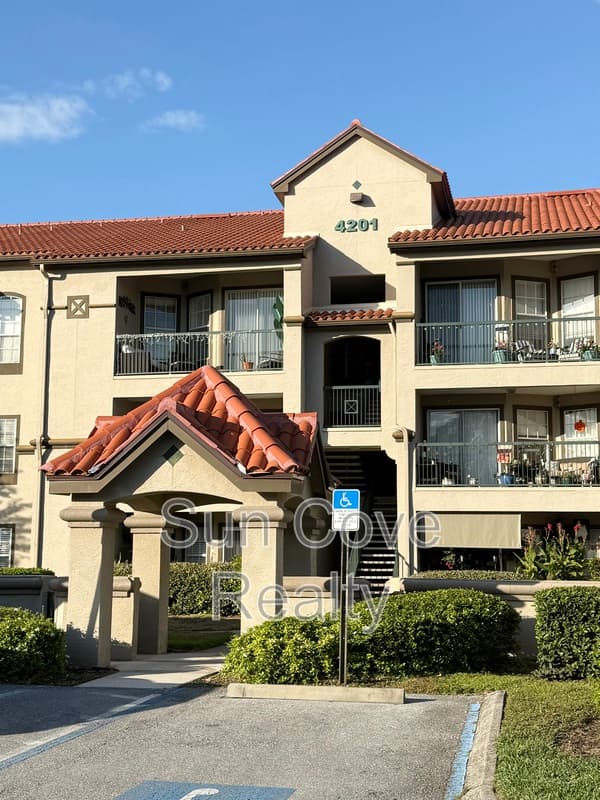 Lutz Condo: 4201 Woodstorks Walk Way