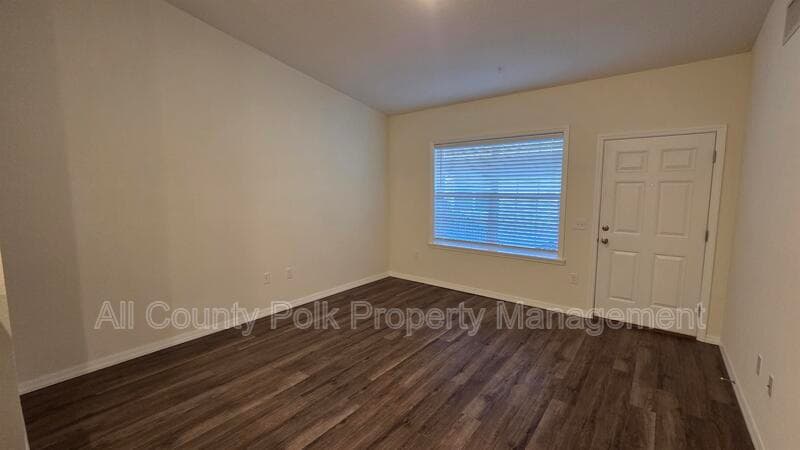 Lakeland Apartment: 915 Ariana St