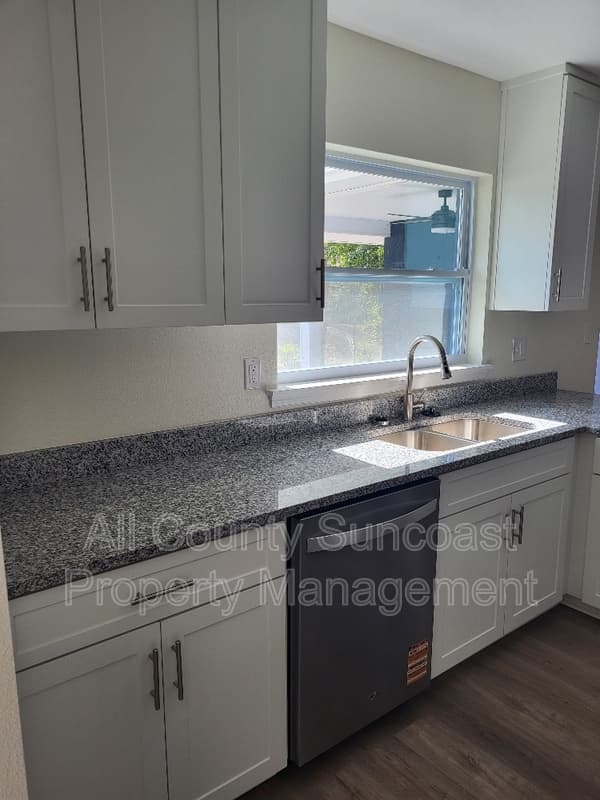 Palm Harbor House: 648 16th Ln