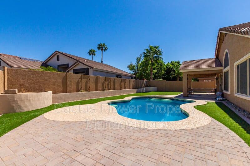 Glendale House: 21295 N 69th Ave